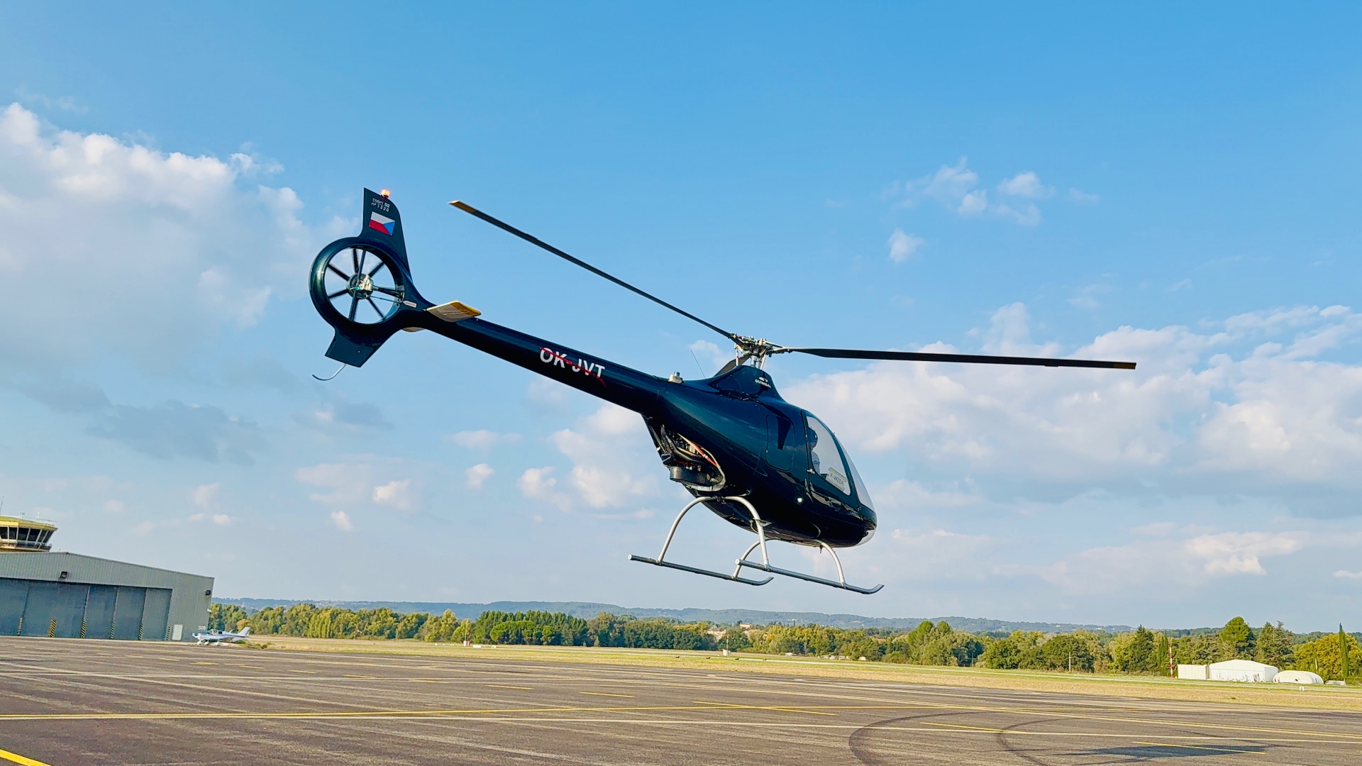 Guimbal Cabri G2 OK-JVT startuje na letišti Hradec Králové