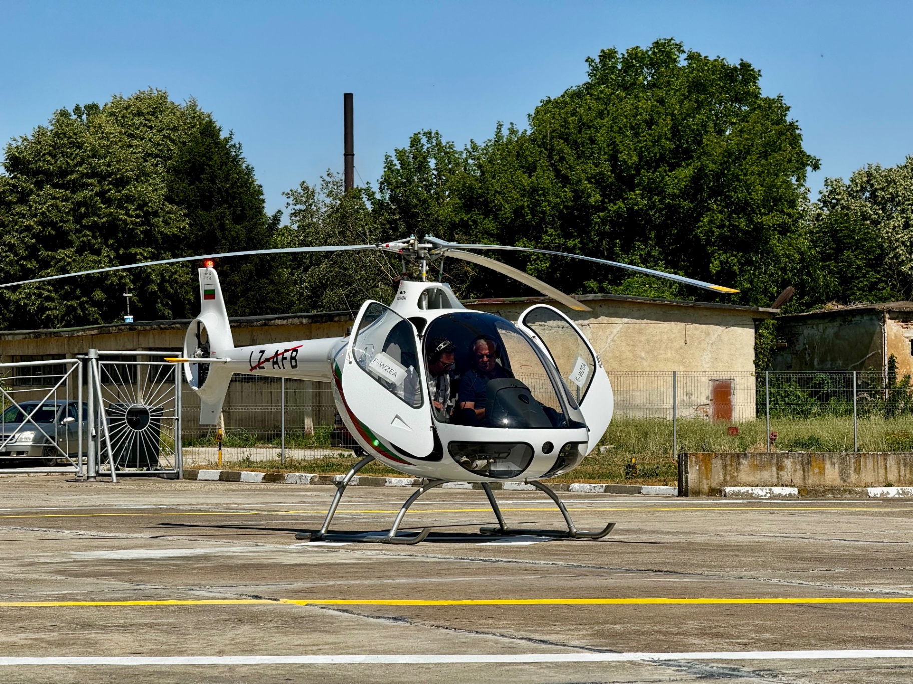 Guimbal Cabri G2 v bulharské registraci LZ-AFB na ploše akademie