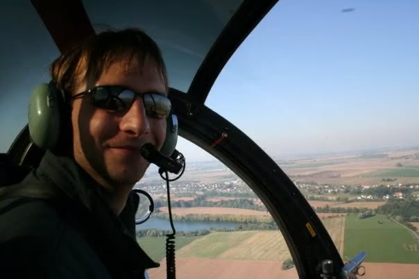 Jan Krčil v kokpitu za letu